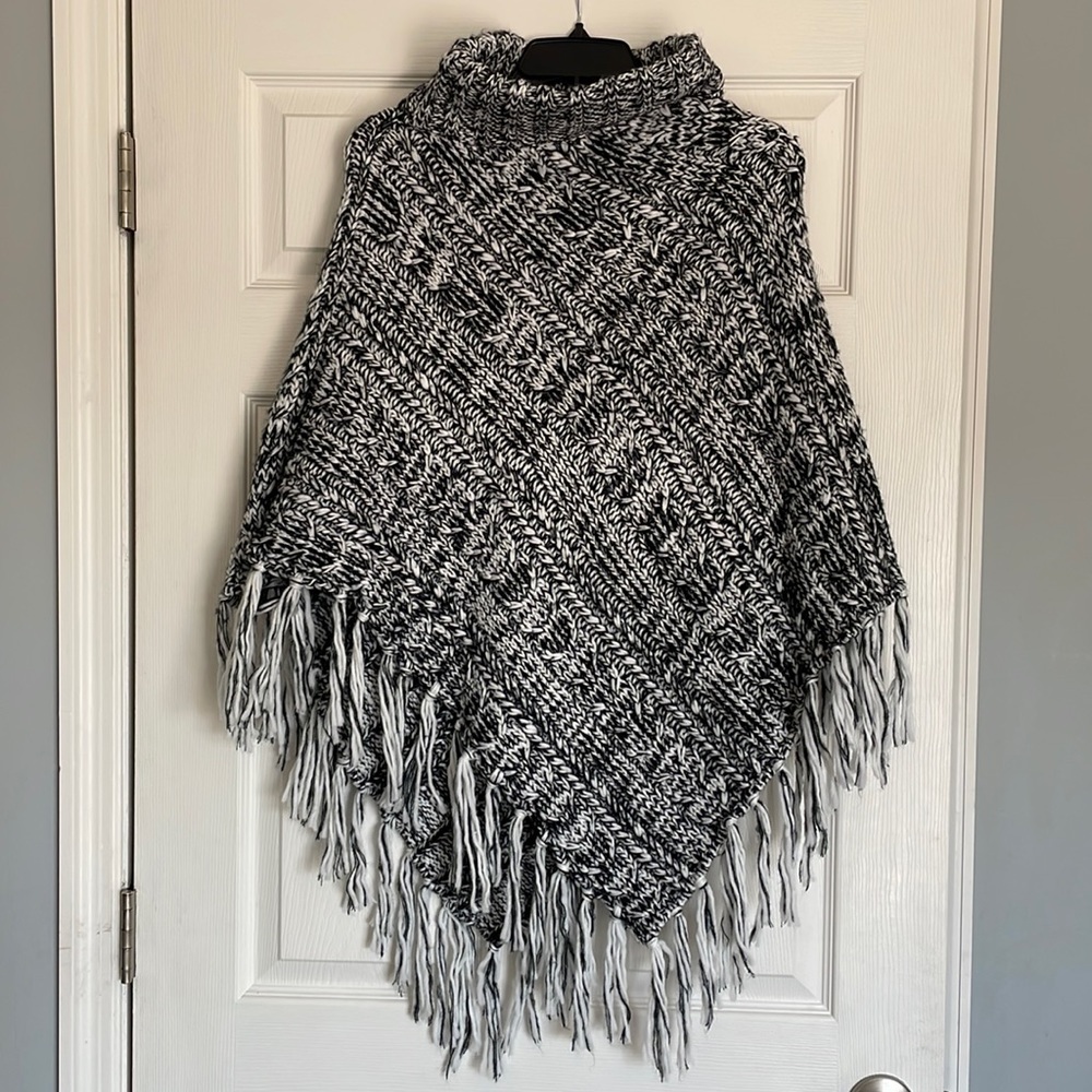 Black snd White Time and Tru poncho
